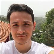 studente che da aiuto